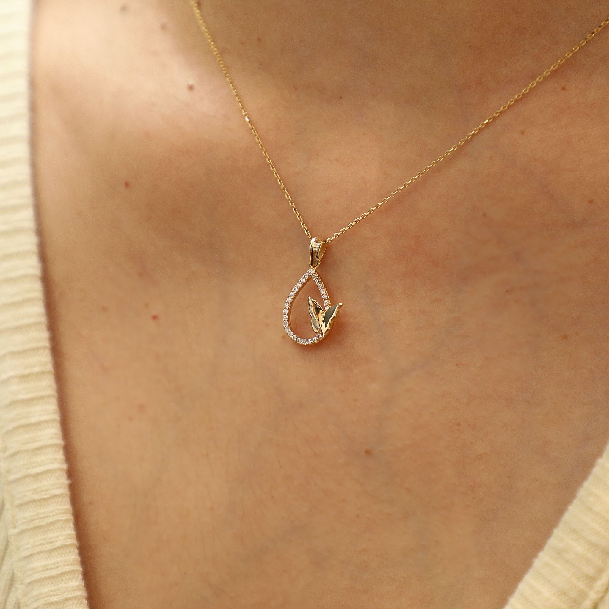 Taşlı Kelebek Detaylı Damla Kolye