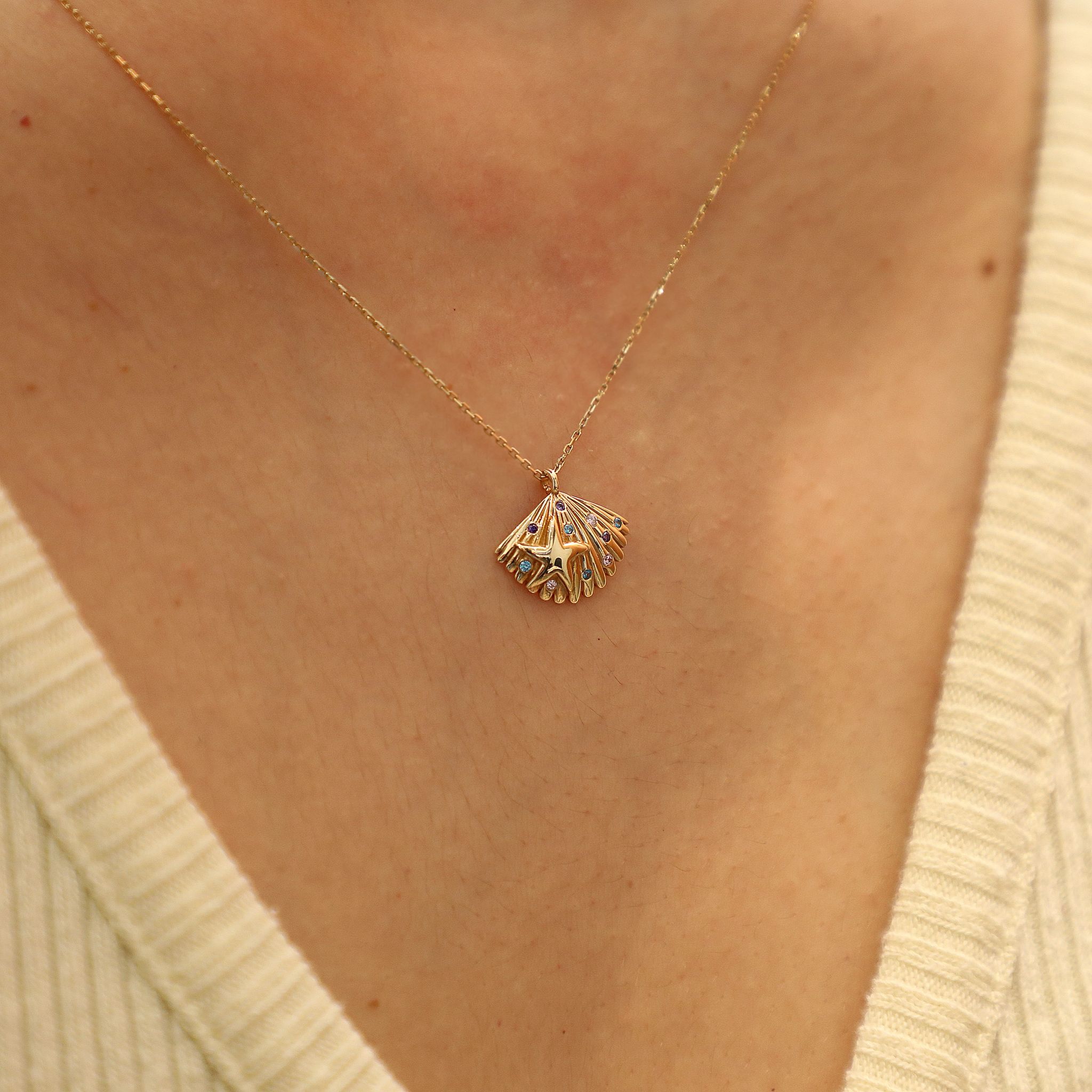 Yıldızlı Renkli Taşlı Deniz Kabuğu Kolye