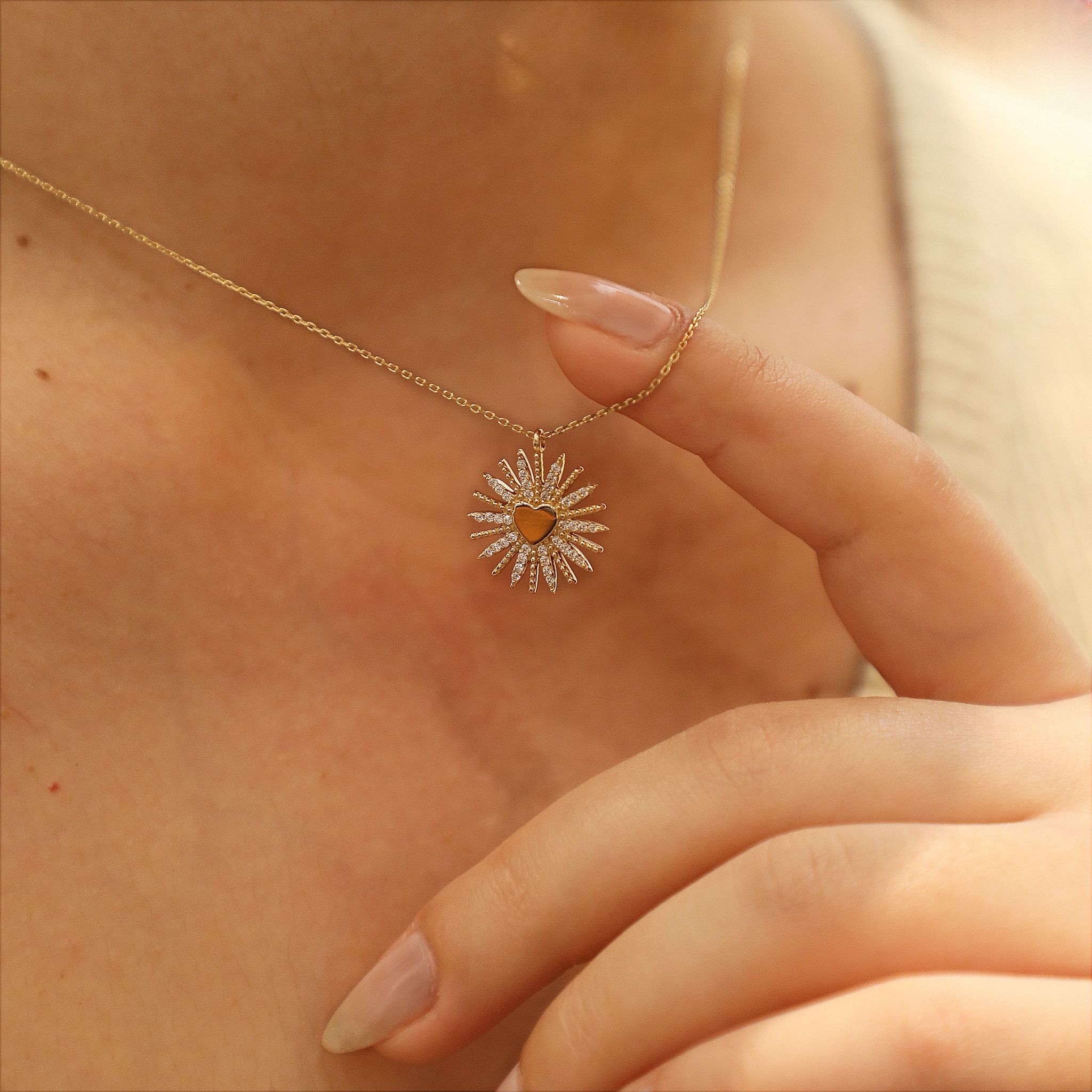 Kalpli Güneş Kolye