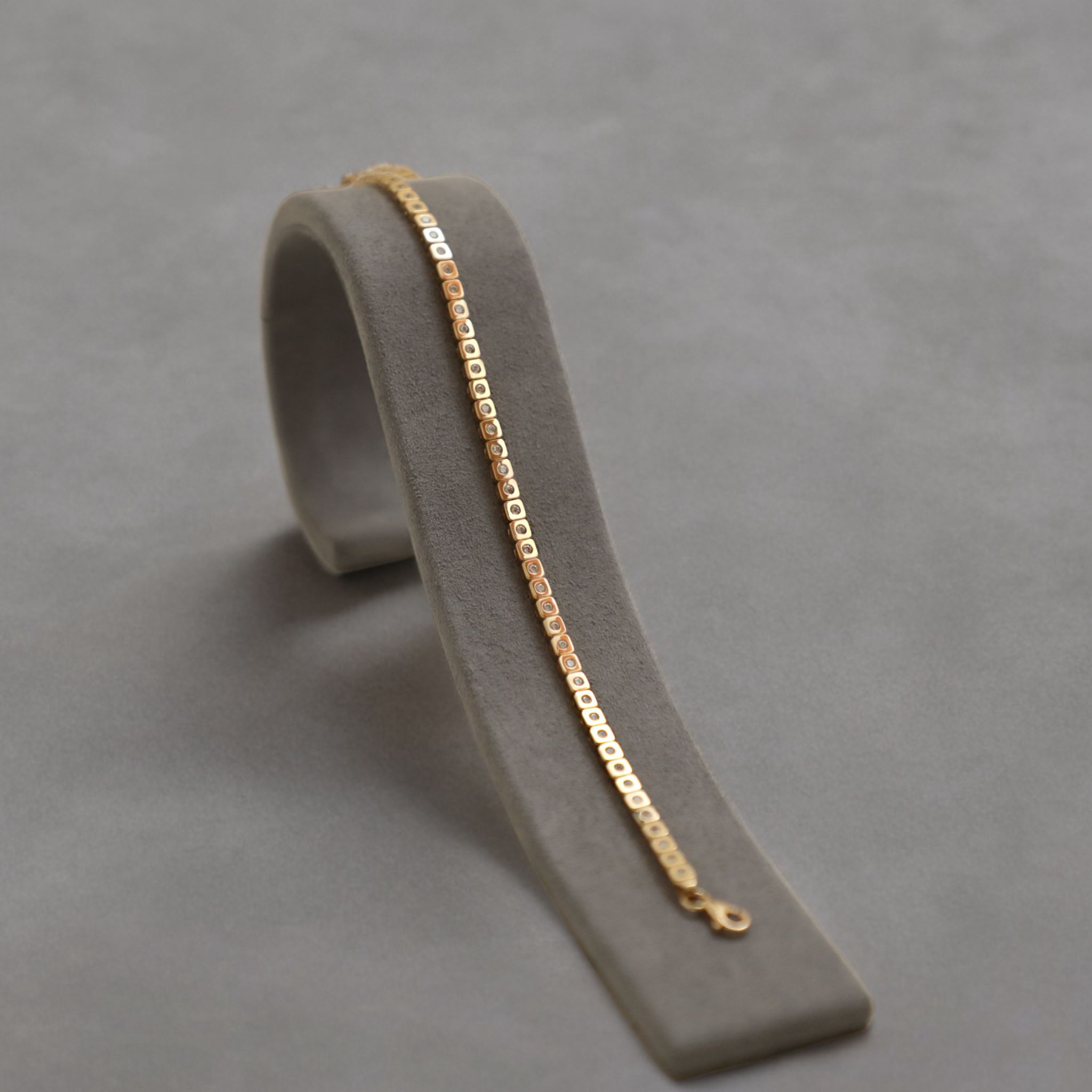 Kadın Altın Taşlı Kare Su Yolu Bileklik