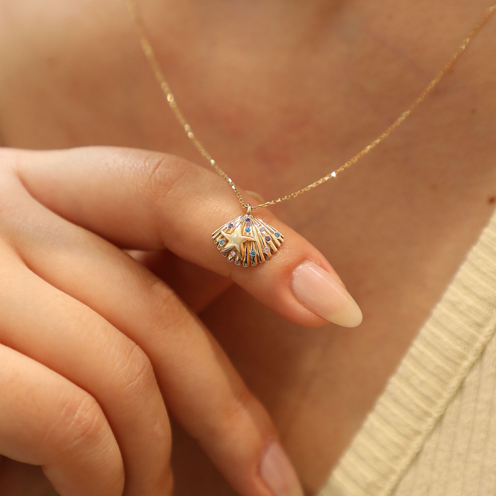 Yıldızlı Renkli Taşlı Deniz Kabuğu Kolye