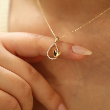 Taşlı Kelebek Detaylı Damla Kolye