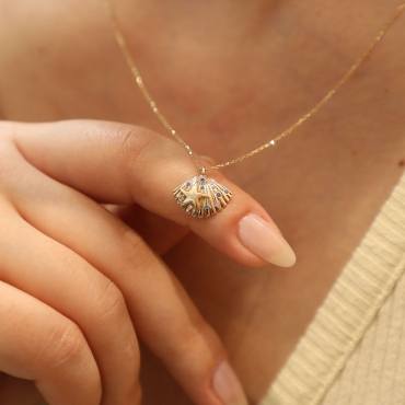 Yıldızlı Renkli Taşlı Deniz Kabuğu Kolye